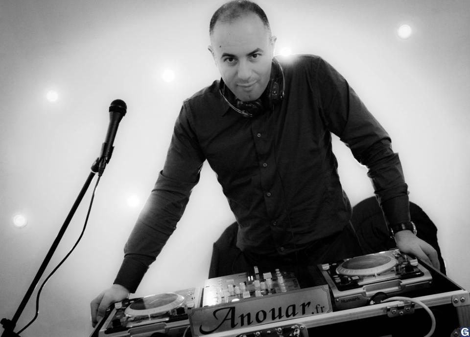 Portrait noir et blanc du DJ de mariage derrière ses platines