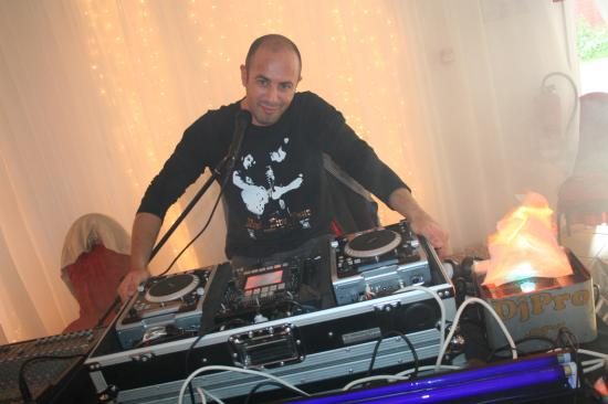 DJ souriant aux platines pendant une fête d'anniversaire
