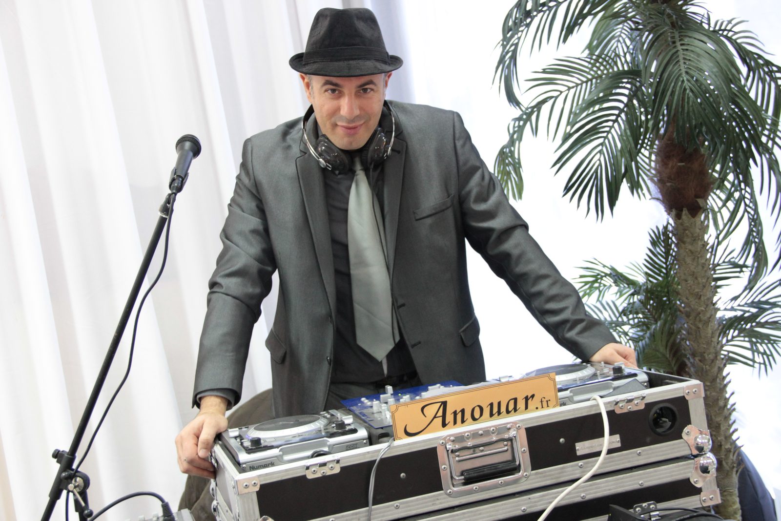 DJ oriental à Paris en costume et chapeau derrière ses platines Anouar.fr