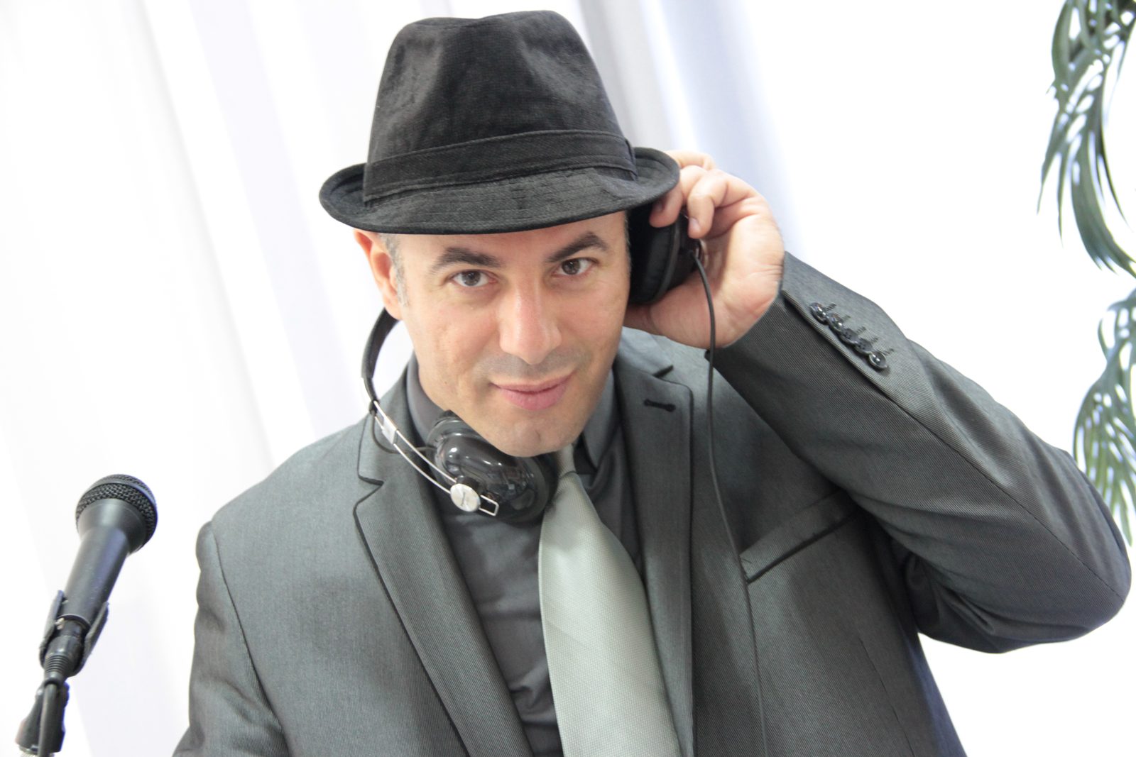 DJ anniversaire à Évry avec chapeau, casque à l'oreille et micro