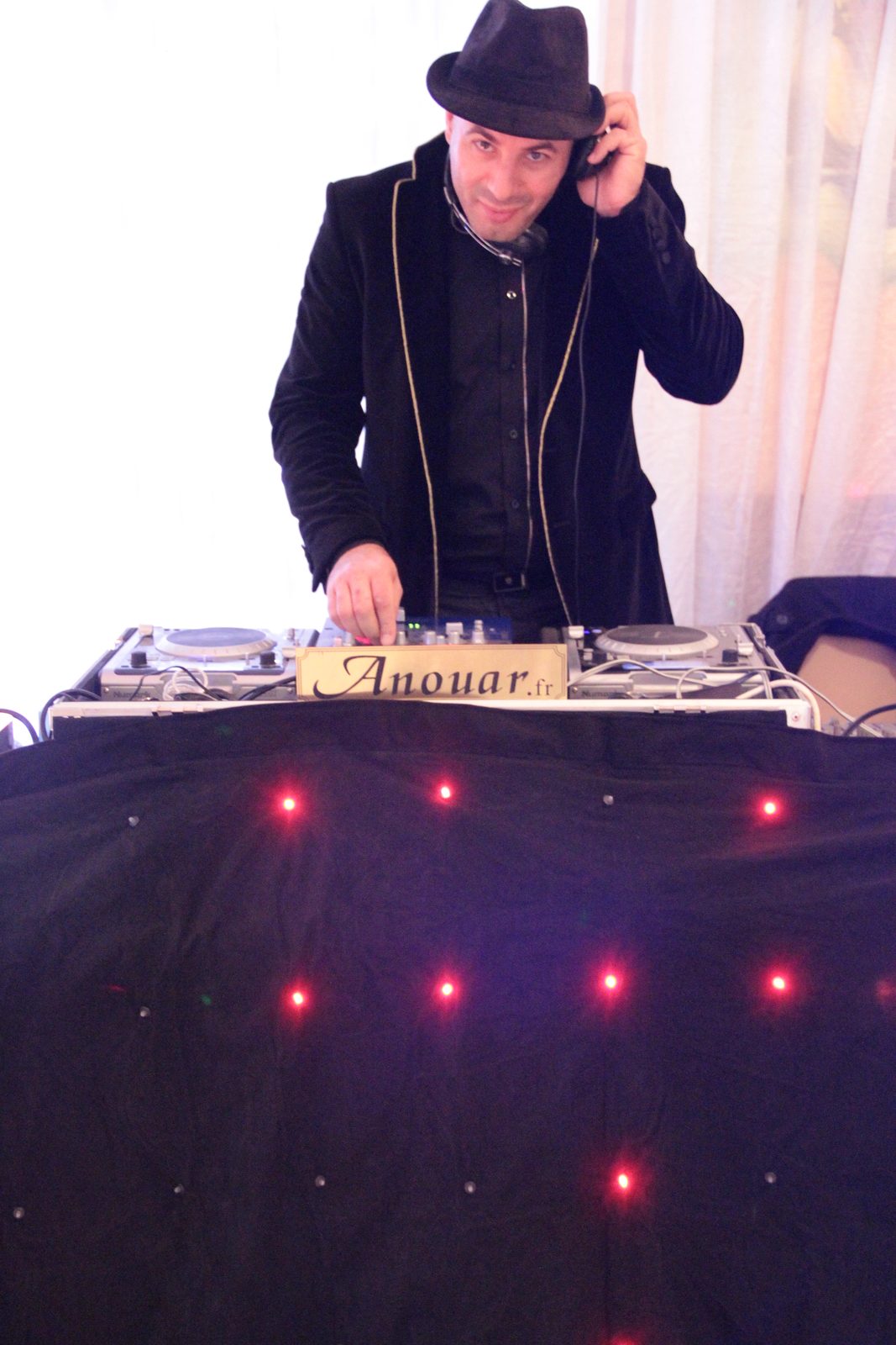 DJ Anouar derrière sa cabine lumineuse Anouar.fr