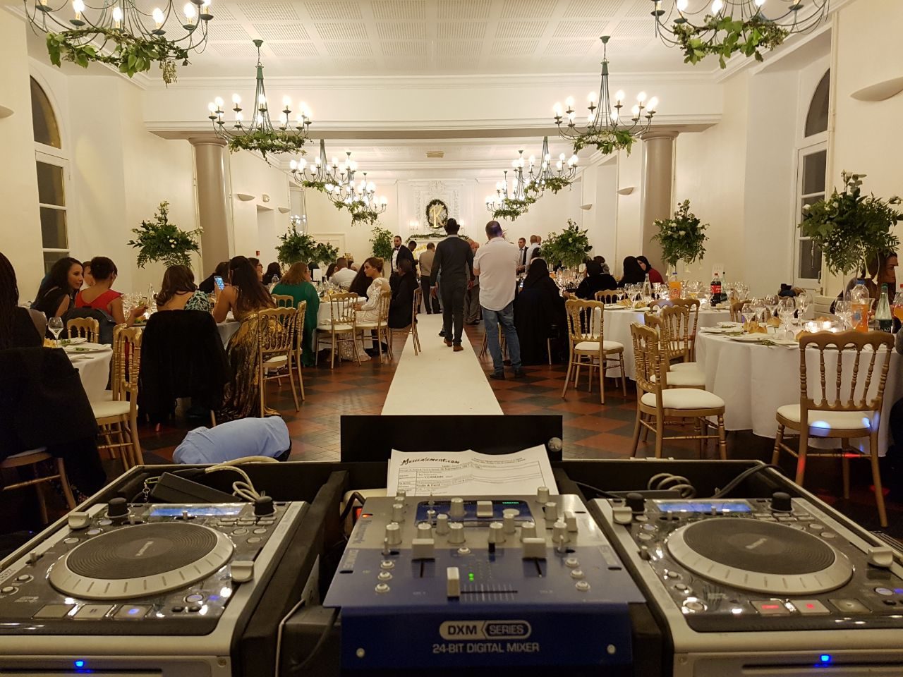 Salle de réception à Paris avec lustres, vue depuis la cabine du DJ oriental