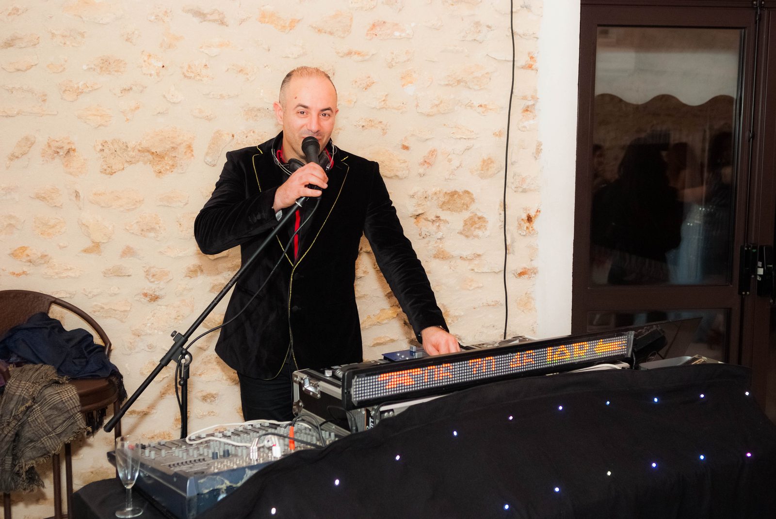DJ mariage à Évry qui fait les annonces au micro derrière sa table de mixage