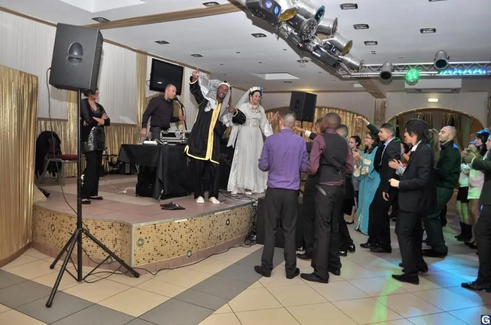 Dj mariage oriental maries tenue traditionnelle