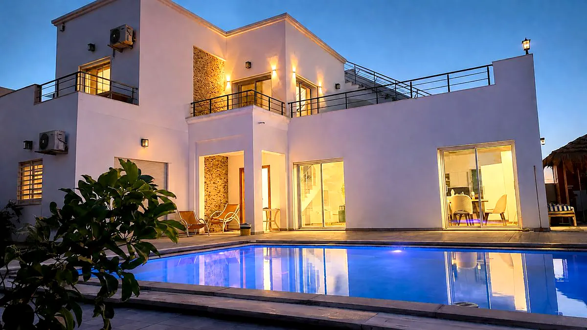 Villa avec piscine à Djerba, éclairée à la tombée de la nuit
